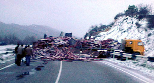 Фура с трубами на участке трассы между Сукко и Анапой. 24 марта 2013 г. Фото Ярослава Никольского