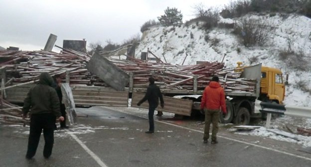 Наблюдатели самостоятельно освобождали проезжую часть от труб. Анапа, 24 марта 2013 год. Фото Натальи Дорохиной.