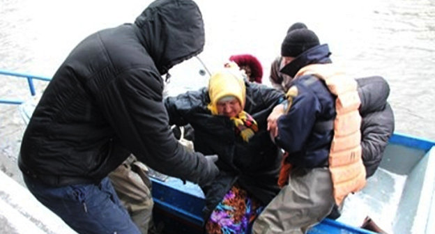 Спасение жителей, оказавшихся в зоне подтопления. Ростовская область, 24 марта 2013 г. Фото ГУ МЧС, mchs.gov.ru