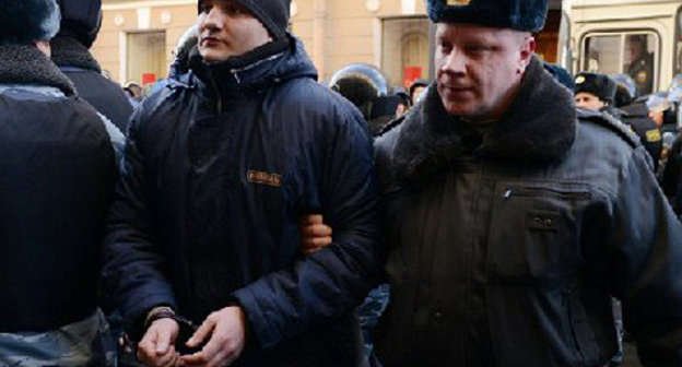 Илью Хубаева доставляют в Куйбышевский районный суд Санкт-Петербурга. 24 марта 2013 г. Фото: http://ronsslav.com