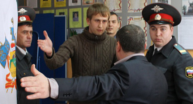 Голосование на досрочных выборах мэра Анапы в поселке Сукко 24 марта 2013 г. Председатель УИК 02-61 требует от наблюдателей партии "Яблоко" покинуть площадку рядом с урнами.  Фото Андрея Кошика для "Кавказского узла"