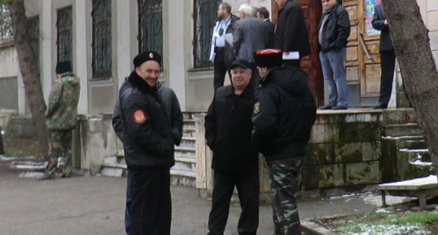 Краснодарский край, Анапа, 24 марта 2013 г. У избирательного участка №02-25. Фото Натальи Дорохиной для "Кавказского узла"