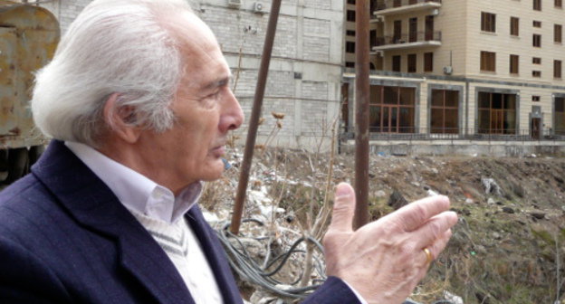 Житель Еревана Лев Мнацаканян, семья которого с июня 2004 года так и не получила квартиру в доме по адресу Арами, 72 взамен снесенного двухэтажного дома по улице Бюзанда. Фото Армине Мартиросян для "Кавказского узла"