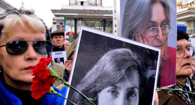 Фотографии Натальи Эстемировой и Анны Политковской на акции в память о погибшей Анне Политковской. Москва, 7 октября 2010 г. Фото: Yuri Timofeyev (RFE/RL)