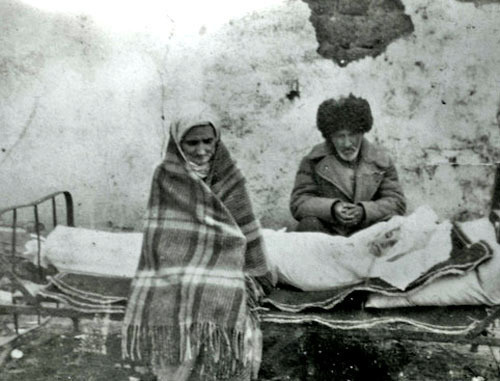Семья Газдиевых у тела умершей дочери, Казахстан.  23 февраля 1944 года депортация ингушского народа в Казахстан и Среднюю Азию. Фото http://www.vainahkrg.kz