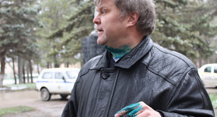 Облитый зеленкой лидер партии "Яблоко" Сергей Митрохин у избирательного участка 02-25 в Анапе 24 марта 2012 г. Фото Андрея Кошика для "Кавказского узла" Облитый зеленкой лидер партии "Яблоко" Сергей Митрохин у избирательного участка 02-25 в Анапе 24 марта 2012 г. Фото Андрея Кошика для "Кавказского узла"