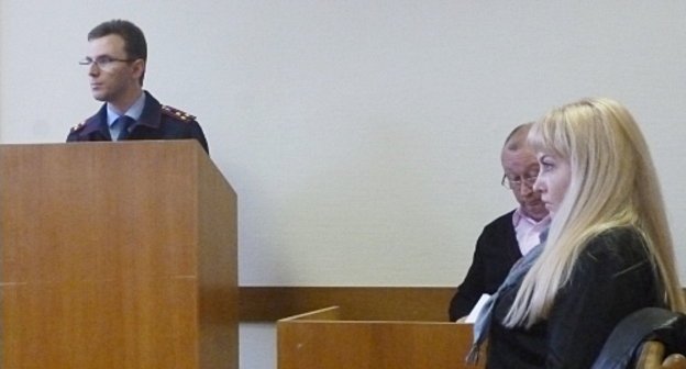 Елена Соколинская и свидетель по ее делу руководитель следственного отдела Сочи следственного комитета РФ Александр Касевич в суде Центрального района Сочи. 25 марта 2013 г. Фото Светланы Кравченко для "Кавказского узла"