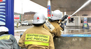 Пожар на автозаправке "Белнефть" в Махачкале. 26 марта 2013 г. Фото: ГУ МЧС России по Республике Дагестан, http://www.05.mchs.gov.ru/ Пожар на автозаправке "Белнефть" в Махачкале. 26 марта 2013 г. Фото: ГУ МЧС России по Республике Дагестан, http://www.05.mchs.gov.ru/