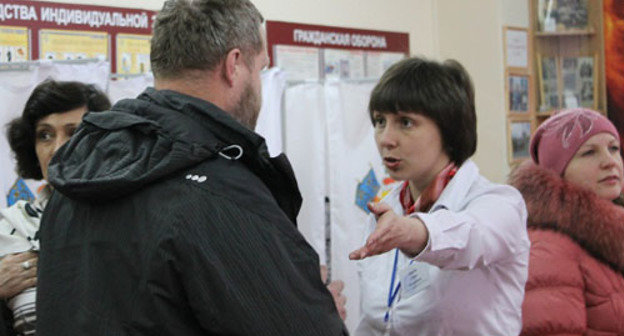 На одном из избирательных участков Анапы члены УИК и наблюдатели спорят о месте, с которого можно вести фотосъемку. 24 марта 2013 г. Фото Андрея Кошика для "Кавказского узла"