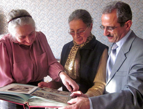 Гилал Мамедов, главный редактор газеты «Талыши садо», Марьям Мамедова, вдова Новрузали Мамедова и  Лия Пирейко, талышовед (справа налево). Фото http://www.talish.info