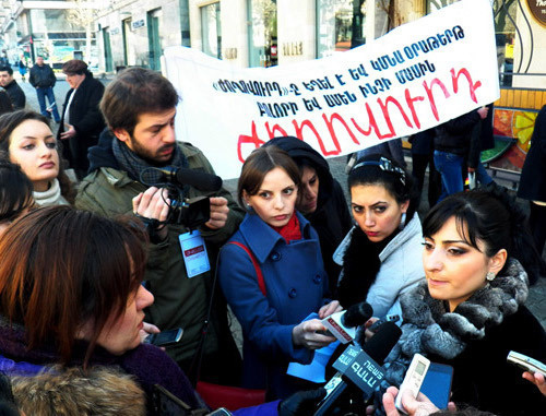 Акция в поддержку газеты "Жоховурд" и журналистки Соны Григорян. Ереван, 30 января 2013 г. Фото Соны Симонян, http://hetq.am