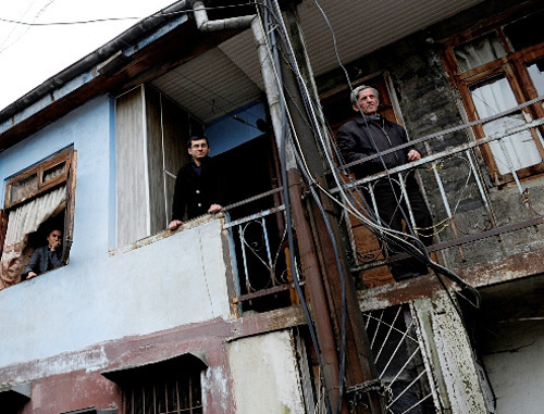 Жители прибрежной зоны Батуми, чьи дома пострадали от шторма 24 марта, во время визита Михаила Саакашвили в Аджарию 26 марта 2013 г. Фото: http://www.president.gov.ge/PhotoAndVideoGalleries/PhotoGallery#/6 