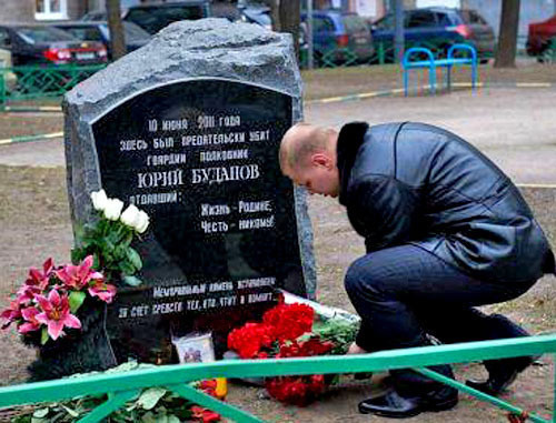 Валерий Буданов возле памятного камня, установленного на месте убийства Юрия Буданова во дворе дома №38 по Комсомольскому проспекту. Москва, ноябрь 2011 г. Фото http://v-budanov.livejournal.com/
