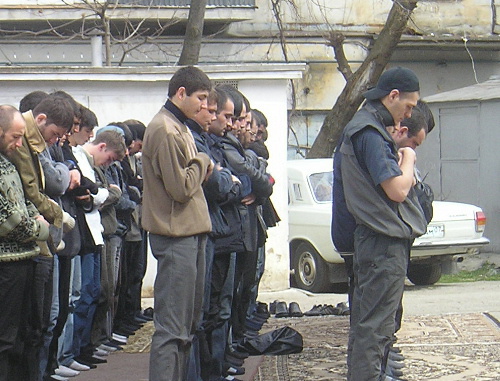 КБР, Нальчик, молодые мусульмане совершеют намаз на улице. Ноябрь 2004 г. Фото Анны Арсеньевой