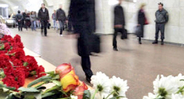 Цветы в московском метро на месте совершения теракта. Фото http://www.islamnews.ru