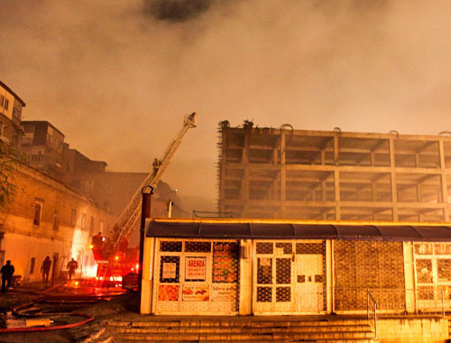 Пожар в новостройке в центре Баку. 29 марта 2013 г. Фото Азиза Каримова для "Кавказского узла"