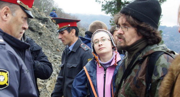 Радикальная акция "Эковахты" на мысе Видный. Справа - Андрей Рудомаха. Сочи, 23 марта 2011 г. Фото Семена Симонова, ewnc.org