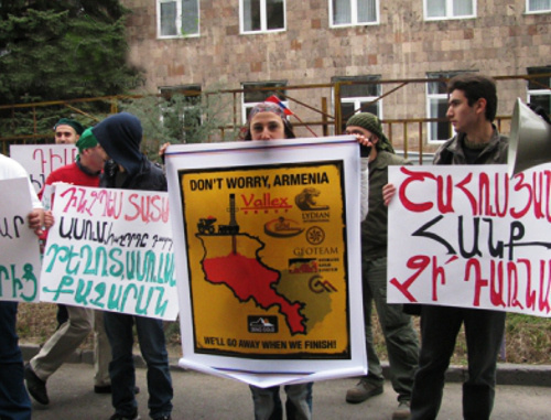 Акция протеста экологических организаций и активистов в защиту эколога Егии Нерсисяна. Ереван, 29 марта 2013 г. Фото: http://ecolur.org