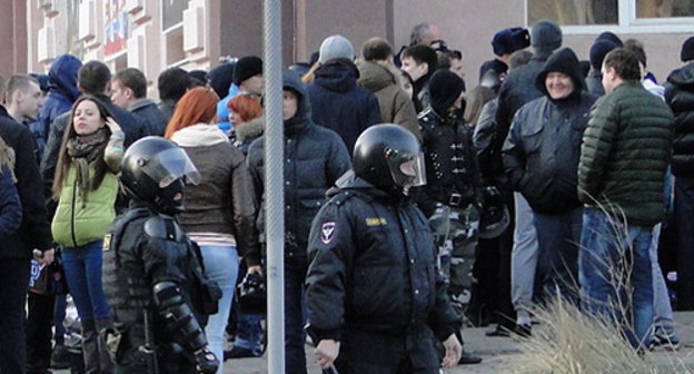 Полиция наблюдает за сходом граждан в память убитого фаната ФК "Ростов" Александра Терехова. Ростов-на-Дону, 30 марта 2013 г. Фото: http://kartofanisch.livejournal.com