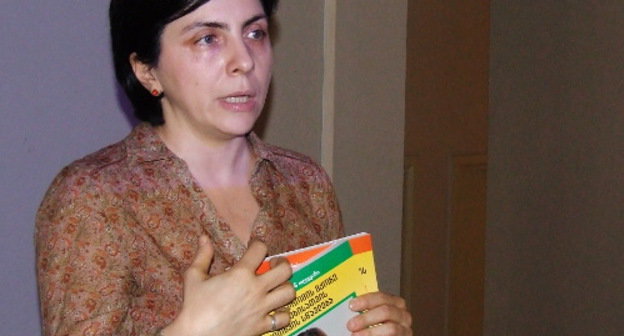 Руководитель НПО «Наши дети»  Нино Цинцадзе тпредставляет пособие для развития способностей детей с синдромом Дауна. Тбилиси, 21 марта 2013 г. Фото Эдиты Бадасян для "Кавказского узла"