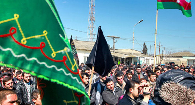 Азербайджан, 1 апреля 2013 г. Жители поселка Нардаран требуют освобождения теолога Талеха Багирзаде и других верующих, арестованных за участие в акциях в защиту религиозных прав граждан. Фото Азиза Каримова для "Кавказского узла"