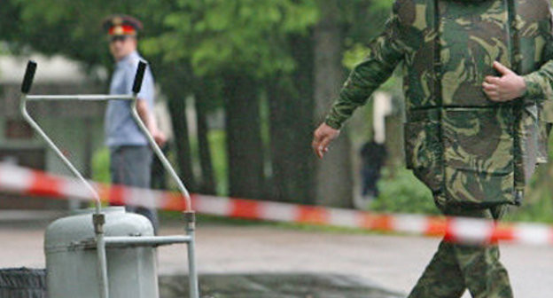 Взрывотехник за работой. Дагестан. Фото: http://er.ru/news