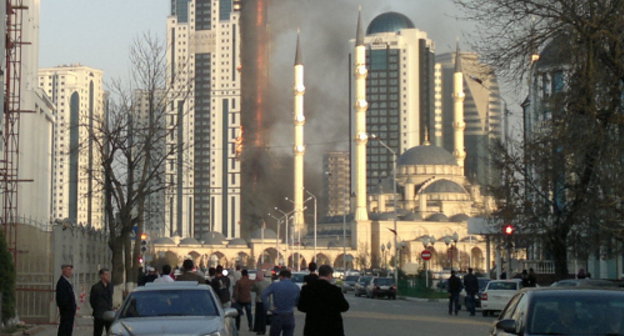 Пожар в башне "Олимп" комплекса "Грозный-Сити". Чечня, Грозный, 3 апреля 2013 г. Фото  "Кавказского узла"