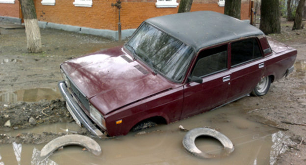 Поднятие уровня грунтовых вод в Малгобекском районе: на фото - дворовая территория домов 75, 75а, 73 по улице Базоркина. Ингушетия, Малгобек, март 2013 г. Фото Ибрагима Белхароева