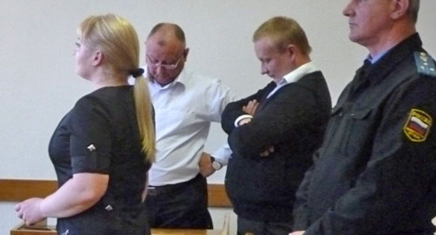 Подсудимая Елена Соколинская, ее защита и пристав (слева направо) в зале суда Центрального района Сочи. 3 апреля 2013 г. Фото Светланы Кравченко для "Кавказского узла"