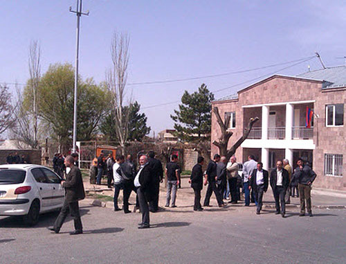 Здание сельской администрации, возле которого было обнаружено тело Грачьи Мурадяна, старосты села Прошян. Армения, 2 апреля 2013 г. Фото http://www.tert.am/