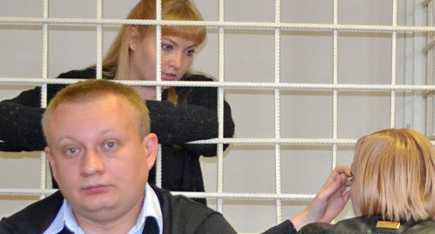 Суд приговорил Елену Соколинскую к 9 годам лишения свободы по делу о взятке. На снимке: Елена Соколинская заключена под стражу в зале суда, на переднем плане - помощник адвоката Соколинской. Сочи, 4 апреля 2013 г. Фото Светланы Кравченко для "Кавказского узла"