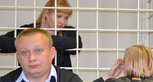 Суд приговорил Елену Соколинскую к 9 годам лишения свободы по делу о взятке. На снимке: Елена Соколинская заключена под стражу в зале суда, на переднем плане - помощник адвоката Соколинской. Сочи, 4 апреля 2013 г. Фото Светланы Кравченко для "Кавказского узла" Суд приговорил Елену Соколинскую к 9 годам лишения свободы по делу о взятке. На снимке: Елена Соколинская заключена под стражу в зале суда, на переднем плане - помощник адвоката Соколинской. Сочи, 4 апреля 2013 г. Фото Светланы Кравченко для "Кавказского узла"