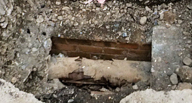 Разрытая траншея с трубами горячей воды. Сочи, микрорайон "Гагаринский", 4 апреля 2013 г. Фото Светланы Кравченко для "Кавказского узла"