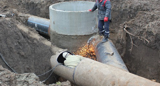 Замена водопроводной трубы. Фото пресс-службы ООО "Югводоканал", http://www.yugvodokanal.ru