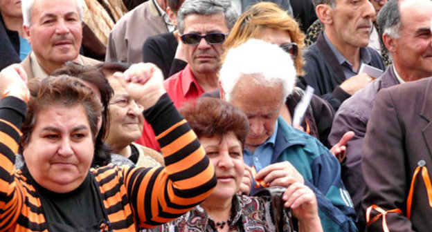 Сторонники Раффи Ованнисяна на площади Свободы во время акции "Инаугурация Новой Армении". Ереван, 9 апреля 2013 г. Фото Армине Мартиросян для "Кавказского узла"