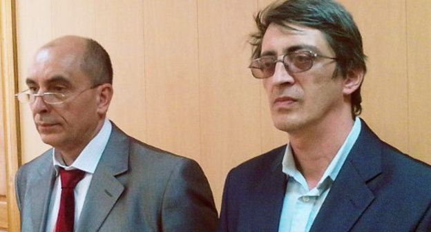 Рафаэль Басыров (справа) и его защитник Вячеслав Гончаров во время вынесения приговора в суде. Астрахань, 8 апреля 2013 г. Фото Елены Гребенюк для "Кавказского узла" 