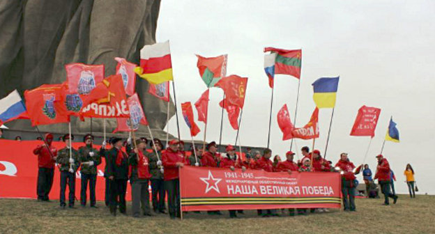 Участники автопробега "Наша Великая Победа" на Мамаевом кургане. Волгоград, 10 апреля 2013 г. Фото: http://kprf.ru