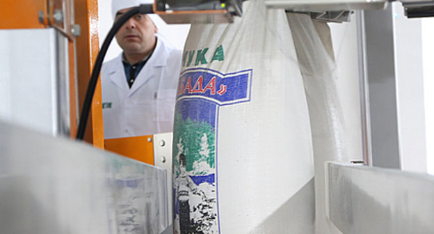 В одном из цехов нового мукомольного комбината. Ингушетия, Карабулак, 10 апреля 2013 г. Фото Ахмеда Осмиева, http://www.ingushetia.ru