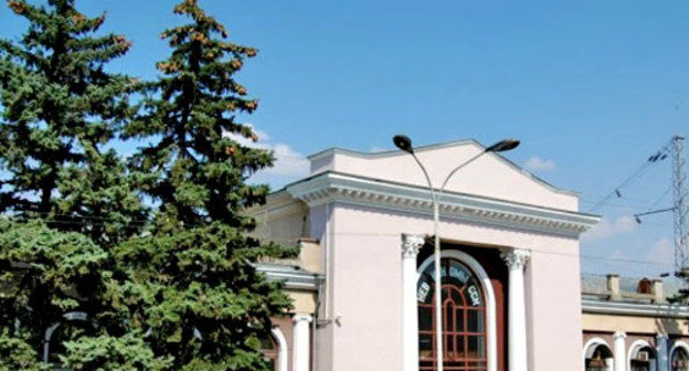 Железнодорожный вокзал Невинномысска. Ставропольский край. Фото: администрация города Невинномысска, http://www.nevinsk.ru/