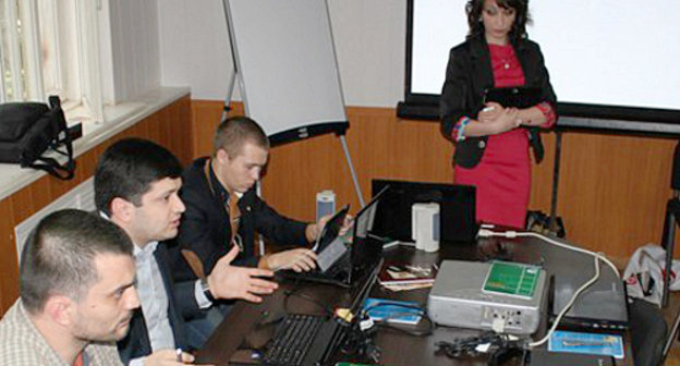 Открытие "Школы блогеров". Справа налево: автор проекта Мадина Шавтикова, руководитель образовательной программы Ставропольской школы блогеров Денис Ермаков, руководитель Управления по делам молодежи КЧР Анзор Эркенов, председатель Ассоциации журналистов Северного Кавказа Ражап Мусаев. КЧР, Черкесск, 10 апреля 2013 г. Фото Адльби Шавтикова