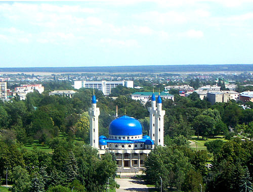 Вид на площадь Дружбы и Майкопскую Соборную мечеть. Майкоп. Фото: Kesoff, http://commons.wikimedia.org/