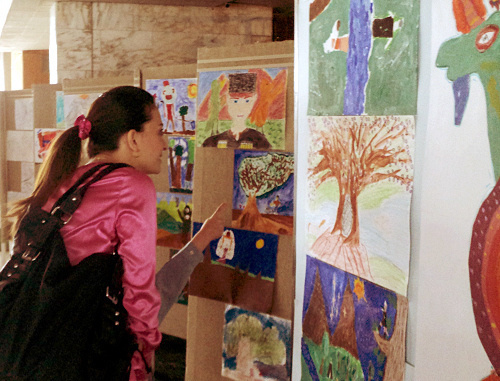 На благотворительной выставке-продаже детских рисунков в Нальчике. 14 апреля 2013 г. Фото Луизы Оразаевой для "Кавказского узла"