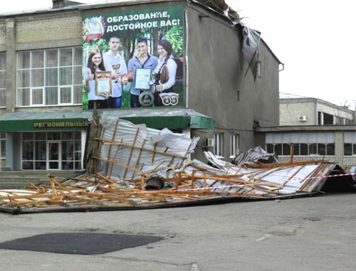 В результате сильного порыва ветра сорвало большую часть кровли с крыши Регионального многопрофильного колледжа. Ставрополь, 16 апреля 2013 г. Фото: МЧС России, http://www.mchs.gov.ru/