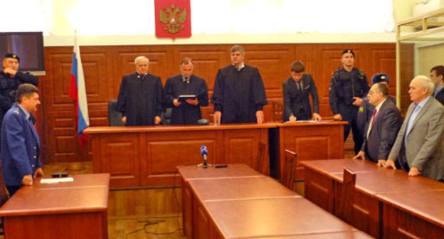 Ростов-на-Дону, 8 февраля 2013 г. Подсудимые и их защитники заслушивают приговор коллегии Ростовского областного суда по делу о покушении на теракт. Фото Олеси Диановой для "Кавказского узла"
