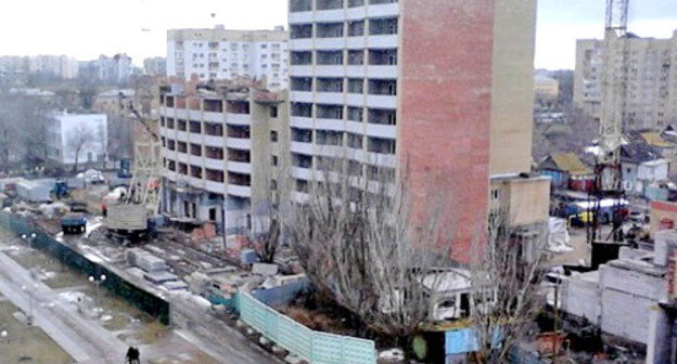 Окруженный строительным забором одноэтажный дом семьи Порфирьевых на улице Амурской. Астрахань, апрель 2013 г. Фото Елены Гребенюк для "Кавказского узла"