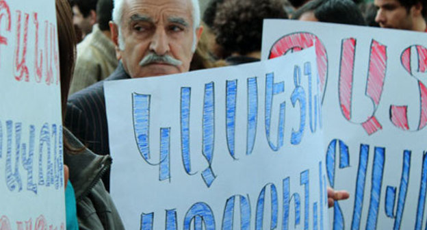 Совместная акция протеста правопреемников погибшего Артака Назаряна и родителей обвиняемых по данному делу военнослужащих перед резиденцией президента Армении. Ереван, 13 ноября 2012 г. Фото Соны Симонян, http://hetq.am