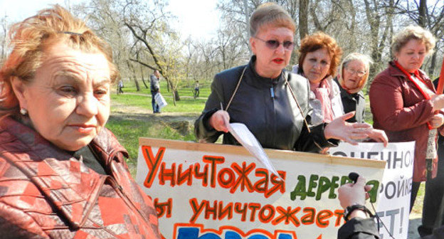 Участники пикета выступили против точечной застройки на улице Титова. Волгоград, 18 апреля 2013 г. Фото Татьяны Филимоновой для "Кавказского узла"