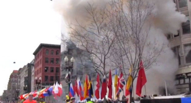 Взрыв в Бостоне. 15 апреля 2013 г. Фото: кадр из видео www.youtube.com