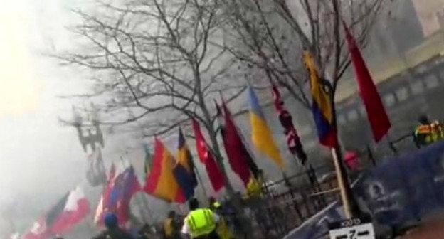На месте взрыва в Бостоне. 15 апреля 2013 г. Фото: скриншот с видео www.youtube.com
