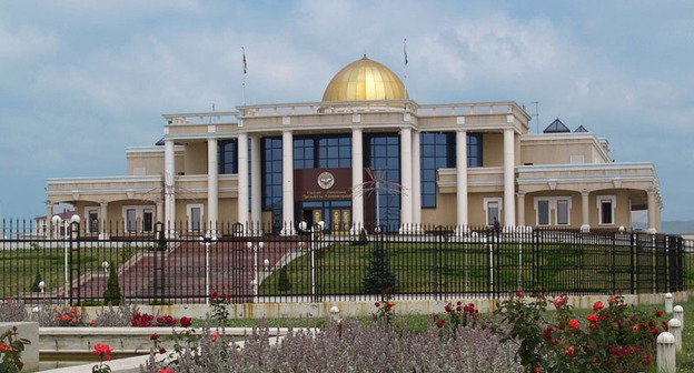 Здание администрации главы Республики Ингушетия в Магасе. Фото: Барбадос, http://commons.wikimedia.org/
